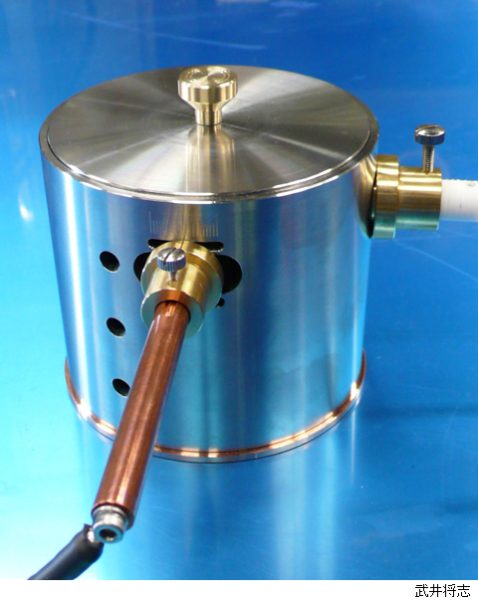 High-voltage discharge chamber 