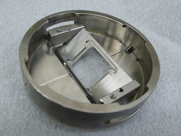 イオンビームスパッタ装置のサンプルホルダ 