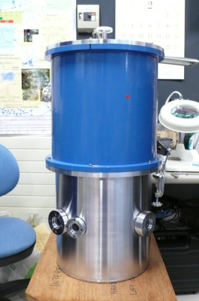 Aluminum-made Vacuum Chamber with Window for Cryogenic Optical Cryostat 